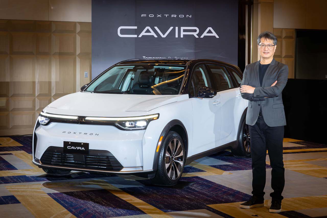 新聞圖片2：鴻華先進董事長李秉彥與CAVIRA Pioneer長里程性能版極地白合影。